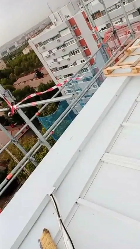 Cubierta de chapa blanca en la azotea de un edificio