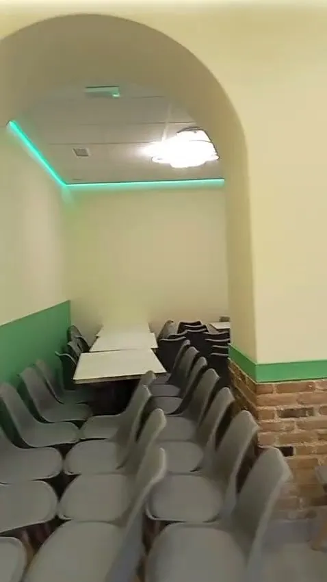Arco de pladur con tira de luz en un local de hostelería
