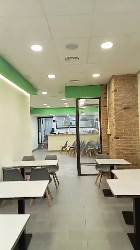 Mesas blancas y sillas en un local reformado