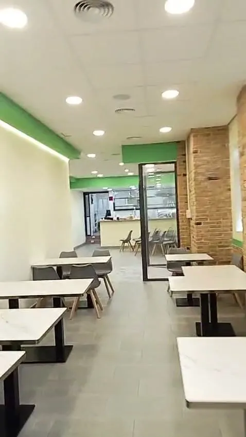 Comedor de un restaurante reformado por Brandum