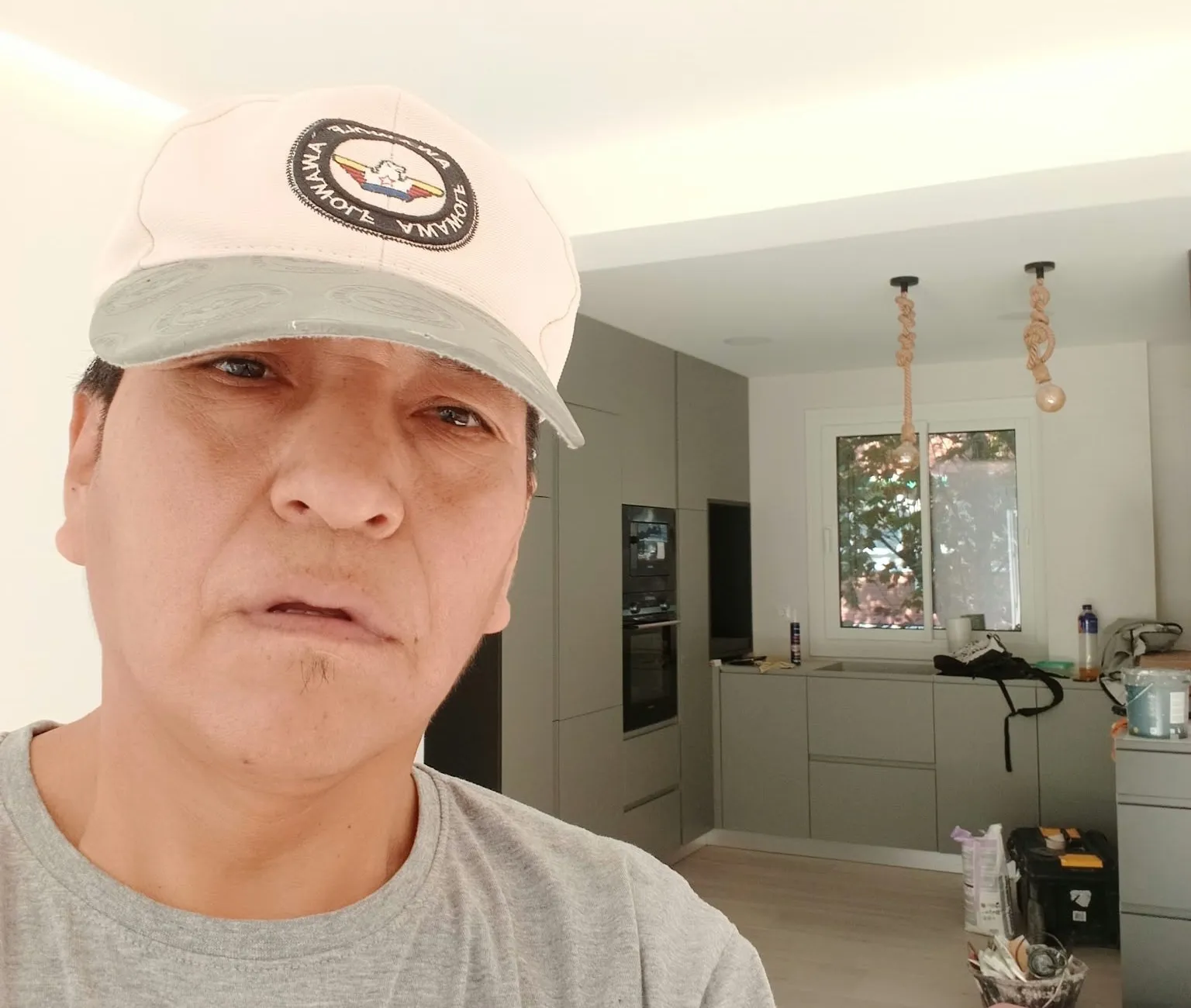 Marlon Llata, maestro albañil y fundador de Brandum, en una cocina de una de sus obras