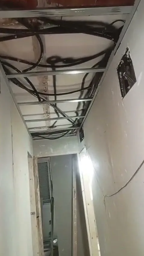 Pasillo con paredes de pladur nuevas y techo con perfilería