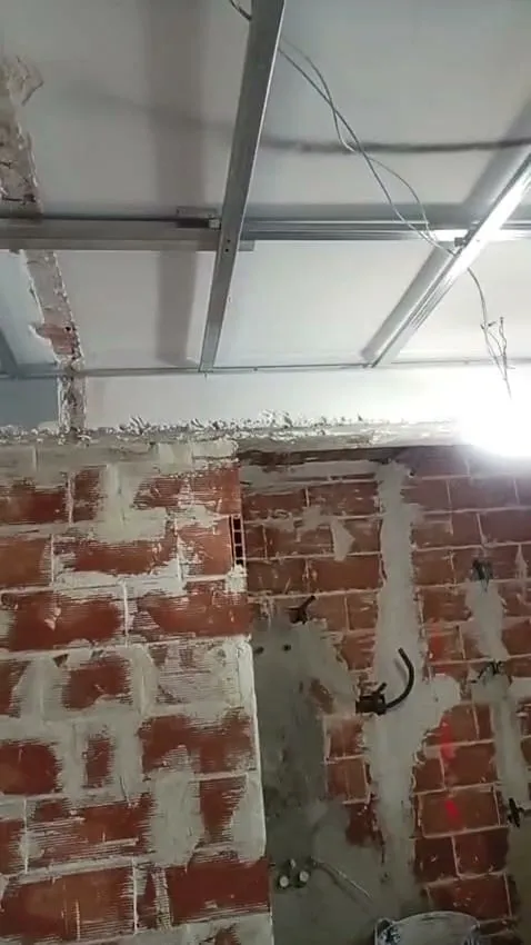 Tabiques de ladrillo recién levantados con instalaciones a la vista